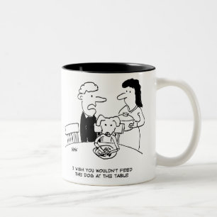 Caneca De Café Em Dois Tons Alimentar um cão na Mesa