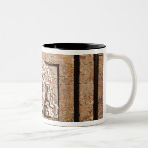 Caneca De Café Em Dois Tons Alivio que descreve uma mulher em uma janela