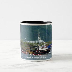 Caneca De Café Em Dois Tons Alvorecer adiantado, barco do caranguejo no porto