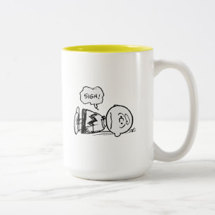 Caneca De Café Em Dois Tons Amendoins   Charlie Brown está abaixado