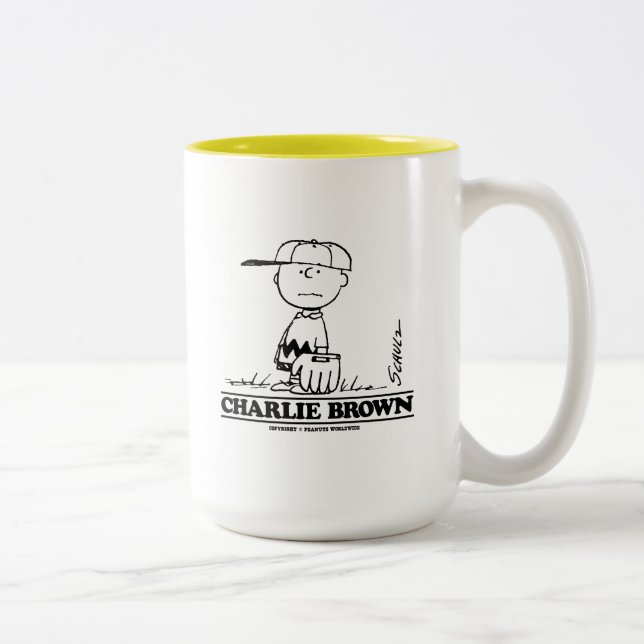 Caneca De Café Em Dois Tons Amendoins | Charlie Brown Jogando Bola (Direita)