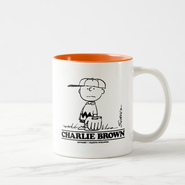 Caneca De Café Em Dois Tons Amendoins | Charlie Brown Jogando Bola (Direita)