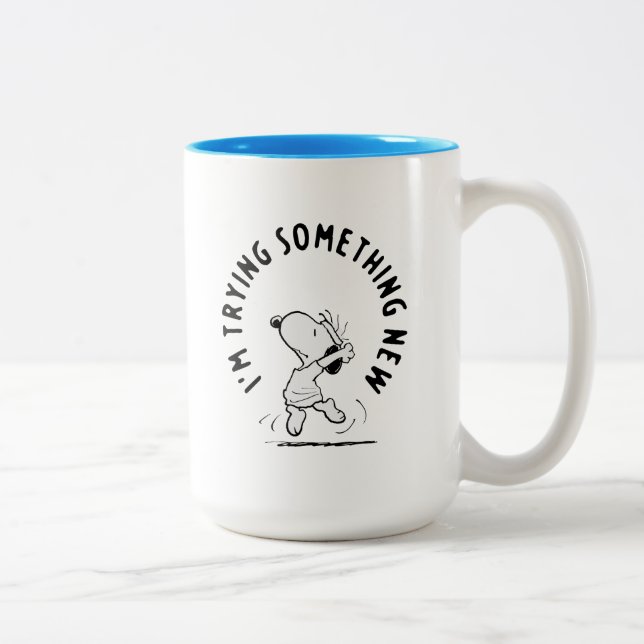 Caneca De Café Em Dois Tons Amendoins | Snoopy Tentando Algo Novo (Direita)