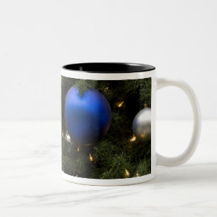 Caneca De Café Em Dois Tons América do Norte. Condecorações de Natal na árvore
