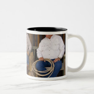 Caneca De Café Em Dois Tons América do Norte, EUA. Cowboys relaxando e