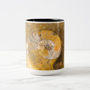 Caneca De Café Em Dois Tons Ammonite e Outros Fósseis no Rock