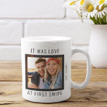 Caneca De Café Em Dois Tons Amor com Foto de Casal Bonito na Primeira Passagem<br><div class="desc">Torne a sua ocasião especial memorável com esta caneca personalizada de café personalizada "Love at First Swipe", que chama a atenção. Perfeito para casais que se conectaram pela primeira vez em um site de namorando online, esta caneca mostra um design único que celebra a maneira especial que vocês dois conheceram....</div>