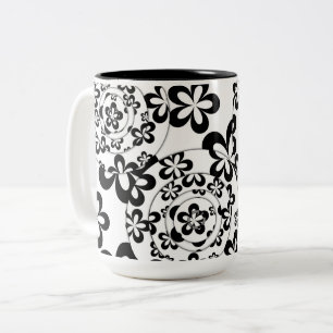 Caneca De Café Em Dois Tons Anéis e Flores Pretos e Brancos