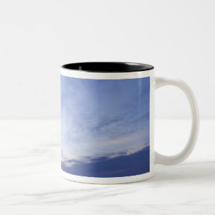 Caneca De Café Em Dois Tons Antigo celeiro em Collins Montana ao nascer do sol