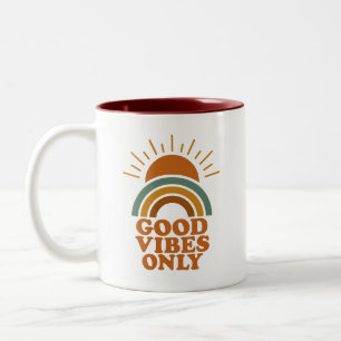 Caneca De Café Em Dois Tons Apenas boas vibrações - Design de arco-íris retrô-