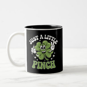 Caneca De Café Em Dois Tons Apenas uma pequena enfermeira de cotovelada Dia de