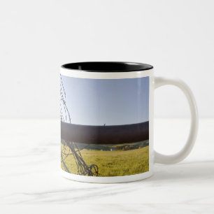 Caneca De Café Em Dois Tons Arame farpado enrolado na cerca perto