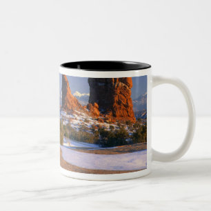 Caneca De Café Em Dois Tons ARCHES NATIONAL PARK, UTAH. EUA. Rock Equilibrado