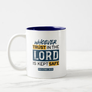 Caneca De Café Em Dois Tons Arte de Citação Bíblica - Provérbios 29:25 Confie
