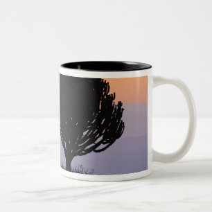 Caneca De Café Em Dois Tons Árvore Candelabro silhuetada ao nascer do sol,