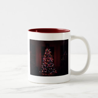 Caneca De Café Em Dois Tons Árvore de Natal na Imagem da Janela