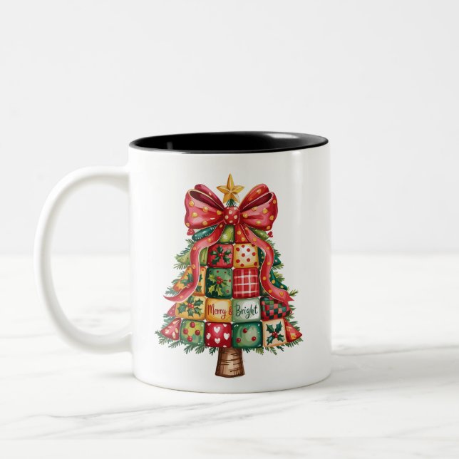 Caneca De Café Em Dois Tons Árvore de Natal Patchwork Coquette Xmas  (Esquerda)