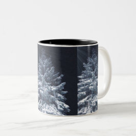 Caneca De Café Em Dois Tons Árvore de pinos com neve e luzes brilhantesMug