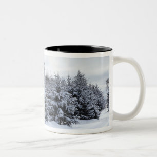 Caneca De Café Em Dois Tons Árvores e estrada verdes na neve