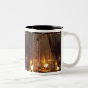 Caneca De Café Em Dois Tons Ásia, China, Tibete, Lhasa. Chamas de oração,