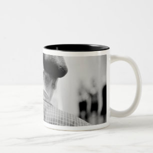 Caneca De Café Em Dois Tons Ásia, Japão, Tóquio. Homem com Boina, Metrô de Tóq