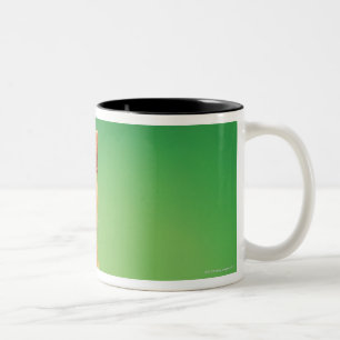Caneca De Café Em Dois Tons Assento do gato do gengibre, olhando para cima