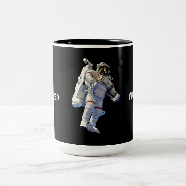 Caneca De Café Em Dois Tons Astronauta no Espaço Negro (Centro)