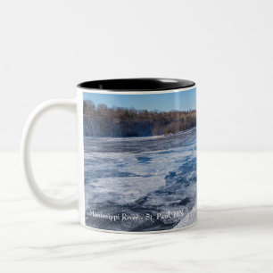 Caneca De Café Em Dois Tons Atop cliff ignorando rio mississippi congelado