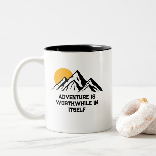 Caneca De Café Em Dois Tons Aventura vale a pena a natureza da montanha (Com Donut)