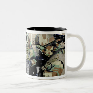 Caneca De Café Em Dois Tons Aviões assistem soldado do Exército da República d