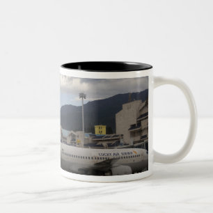 Caneca De Café Em Dois Tons Aviões comerciais chineses alinhados no