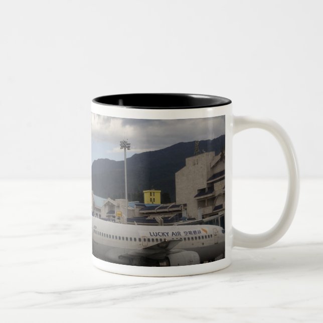 Caneca De Café Em Dois Tons Aviões comerciais chineses alinhados no (Direita)