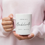 Caneca De Café Em Dois Tons Bachelorette | Script Minimalista Modern Bridesmai<br><div class="desc">Este design personalizado de Festa de solteira apresenta uma tipografia escrita à mão. Você pode personalizar facilmente o nome da noiva,  o ano,  o nome do bridemaid ou a sua própria mensagem personalizada! O perfeito acessório elegante para um fim de semana de festa de solteira ou solteira!</div>