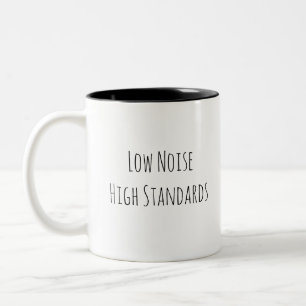 Caneca De Café Em Dois Tons Baixo Ruído. Alto Nível. Minimalista Motivacional