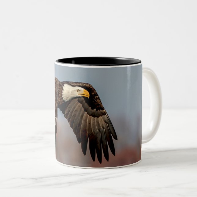 Caneca De Café Em Dois Tons Bald Eagle em voo (Frente Esquerda)