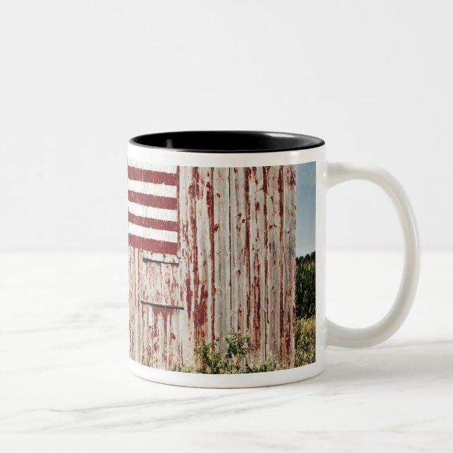 Caneca De Café Em Dois Tons Bandeira americana pintada no celeiro (Direita)