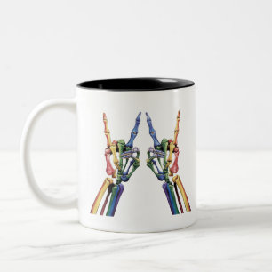 Caneca De Café Em Dois Tons Bandeira do Arco-íris LGBTQ da Mão da Rocha do Esq