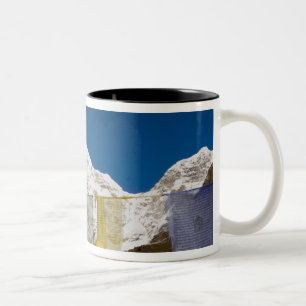 Caneca De Café Em Dois Tons Bandeiras de oração e Monte Jhomolhari, Butão.