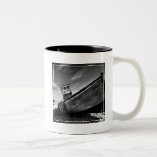 Caneca De Café Em Dois Tons Barco abandonado na praia de Dungeness