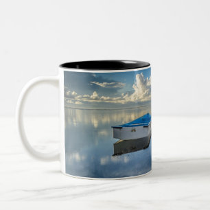 Caneca De Café Em Dois Tons Barco de fileira na água