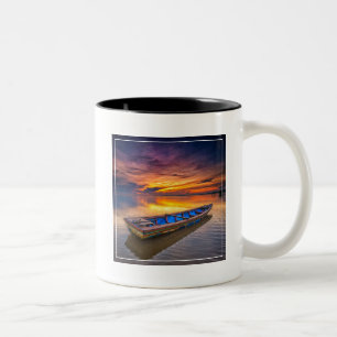 Caneca De Café Em Dois Tons Barco de pesca na praia do nascer do sol   Jubakar