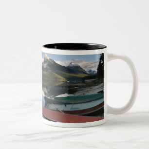 Caneca De Café Em Dois Tons Barcos estacionados no lago de Maligne,