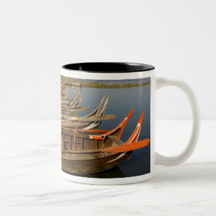 Caneca De Café Em Dois Tons Barcos no lago entre Kyauktawgyi Paya e