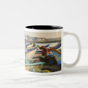 Caneca De Café Em Dois Tons Barcos sendo preparados para a pesca, A Igreja de