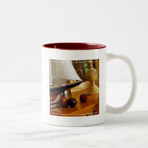 Caneca De Café Em Dois Tons Basebol antigos em uma mesa por um veleiro modelo