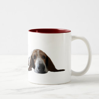 Caneca De Café Em Dois Tons Basset Hound que encontra-se para baixo