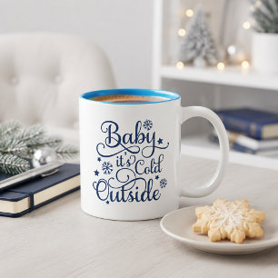 Caneca De Café Em Dois Tons Bebê Está Frio Lá Fora Azul Marinho Script Feriado