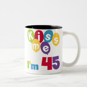 Caneca De Café Em Dois Tons Beije-me que eu sou 45 t-shirt e presentes do