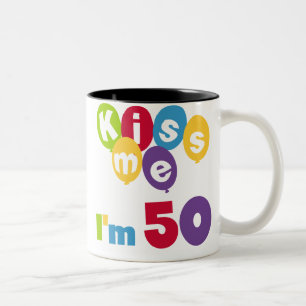 Caneca De Café Em Dois Tons Beije-me que eu sou 50 t-shirt e presentes do
