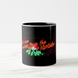 Caneca De Café Em Dois Tons Beije-me sob o Mistletoe